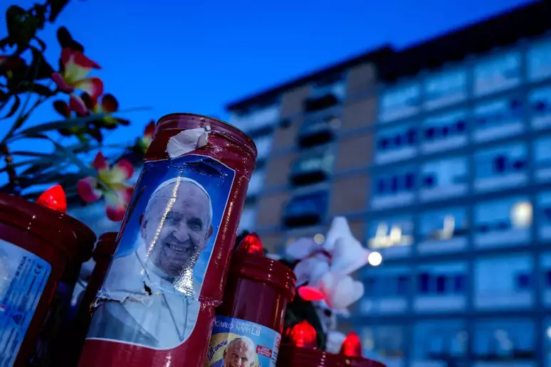 Papa Francesco ricoverato al Gemelli, la radiografia al torace conferma i miglioramenti\n