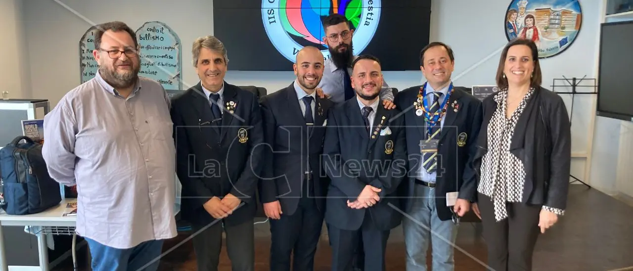 Gli studenti di Vibo scoprono l’arte del cocktail con i maestri di Aibes: «Il vero sapore va oltre l’alcol»\n