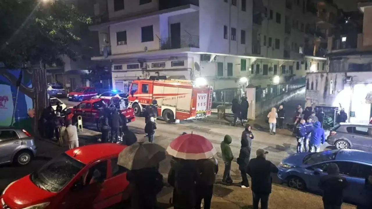 Forte scossa di terremoto di magnitudo 4.4 ai Campi Flegrei: paura e gente in strada. Salvata una donna