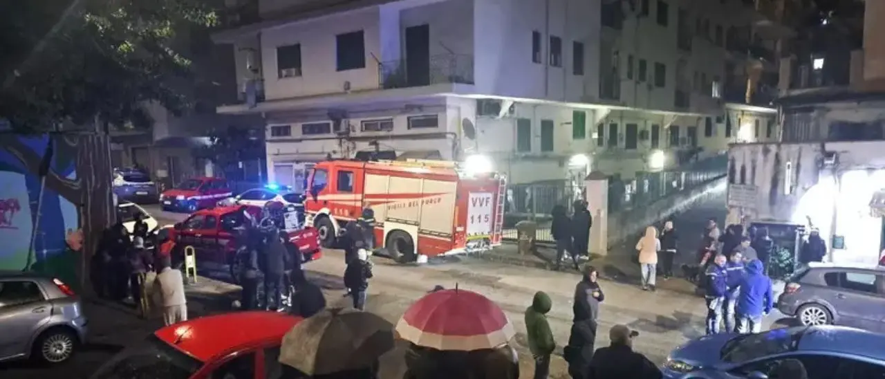 Forte scossa di\u00A0terremoto di magnitudo 4.4 ai Campi Flegrei:\u00A0paura e gente in strada. Salvata una donna