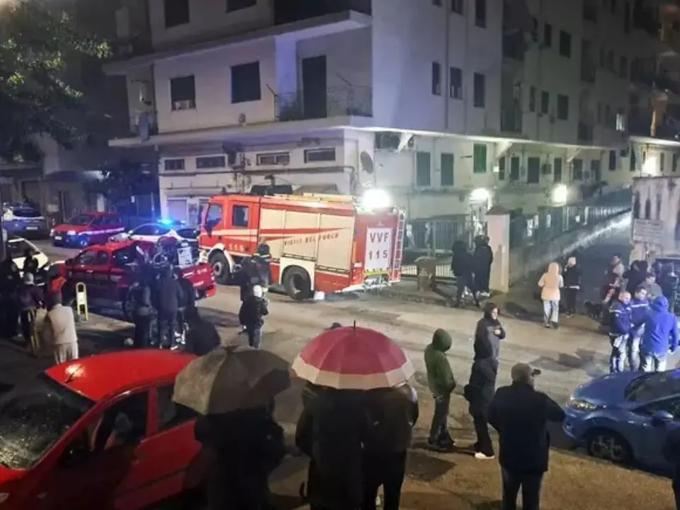 Forte scossa di terremoto di magnitudo 4.4 ai Campi Flegrei: paura e gente in strada. Salvata una donna