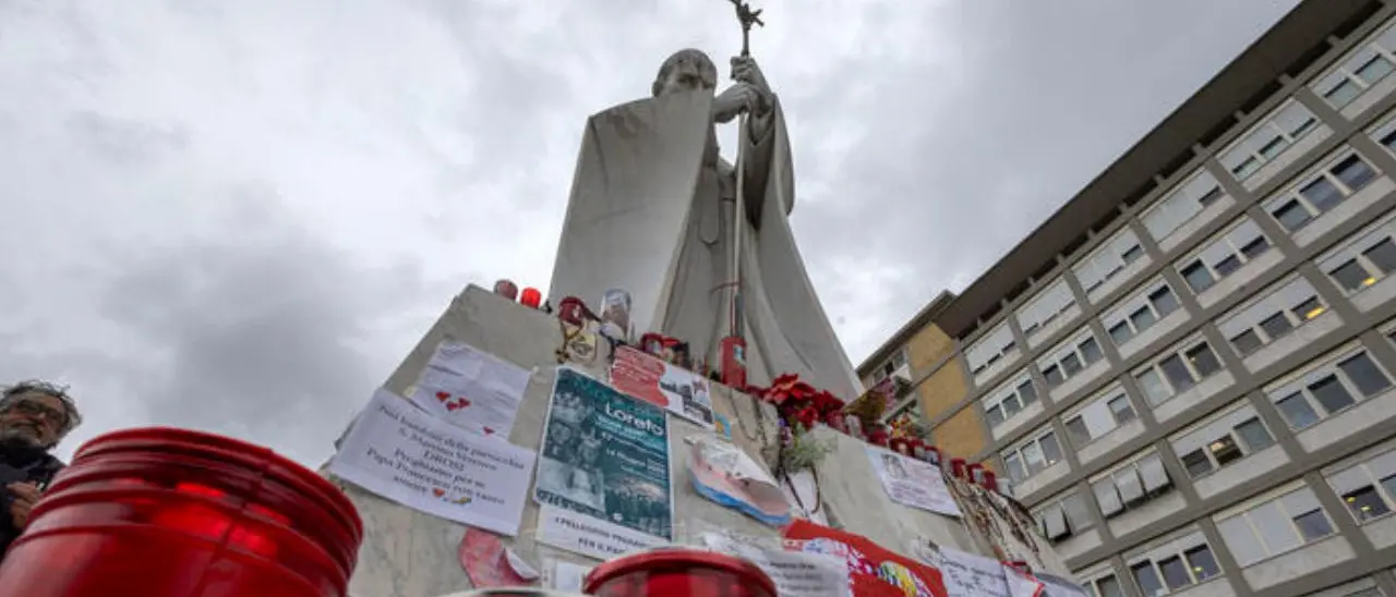 Papa Francesco ricoverato, il Vaticano: «La notte è trascorsa tranquilla»