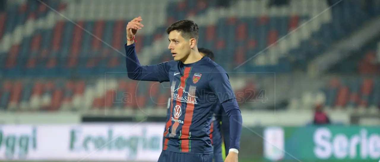 Catanzaro-Cosenza, incognita in attacco per i Lupi:\u00A0c'è l'idea di lanciare Cruz dal primo minuto\n