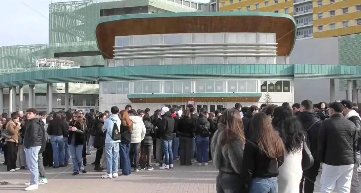 Medicina, addio al numero chiuso ma solo per un semestre. In Calabria\u00A0c’è chi gioisce\u00A0e chi resta cauto: «Solito escamotage all’italiana»\n