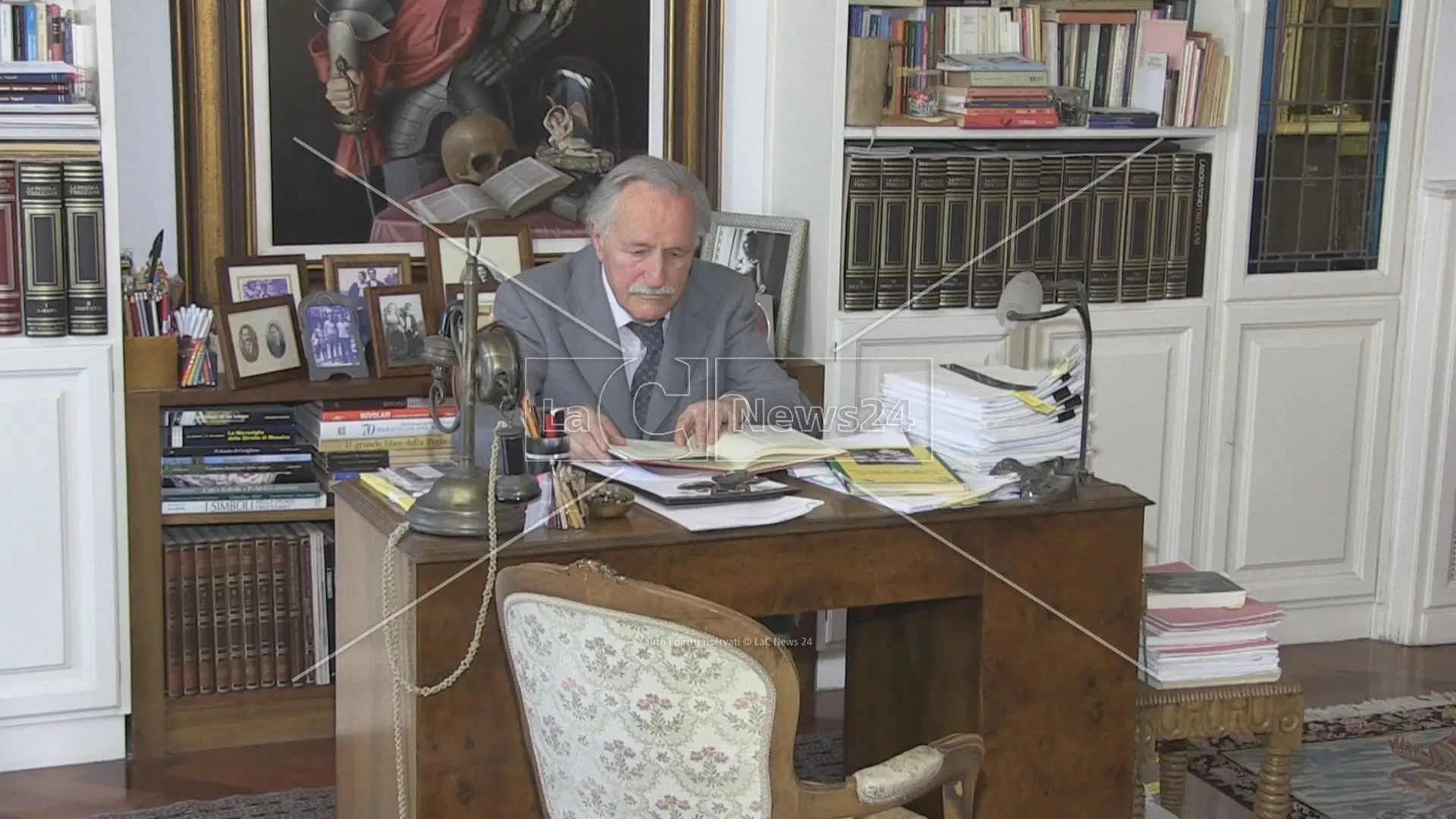 <p>Antonio Tagarelli nel suo studio di Cosenza</p>\\n