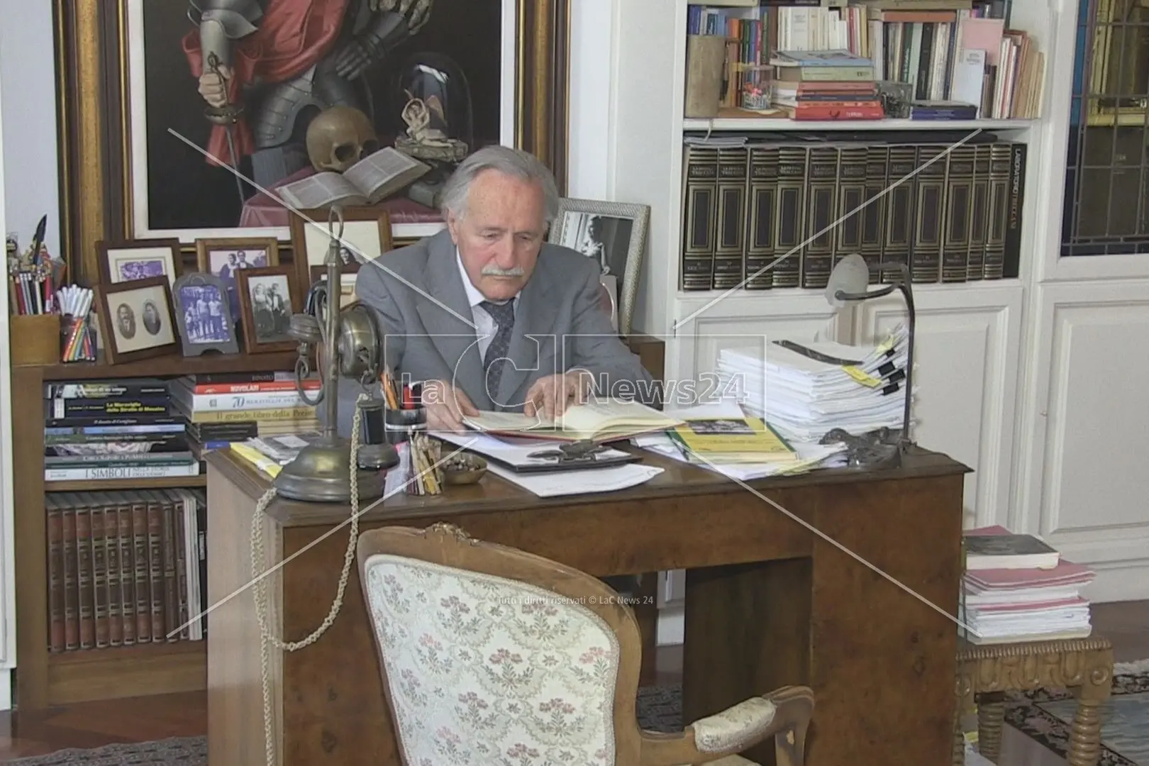 <p>Antonio Tagarelli nel suo studio di Cosenza</p>\\n