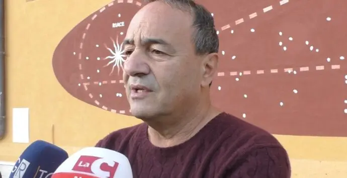 Mimmo Lucano, avviata la procedura per la decadenza da sindaco di Riace: parte la nota della Prefettura\n