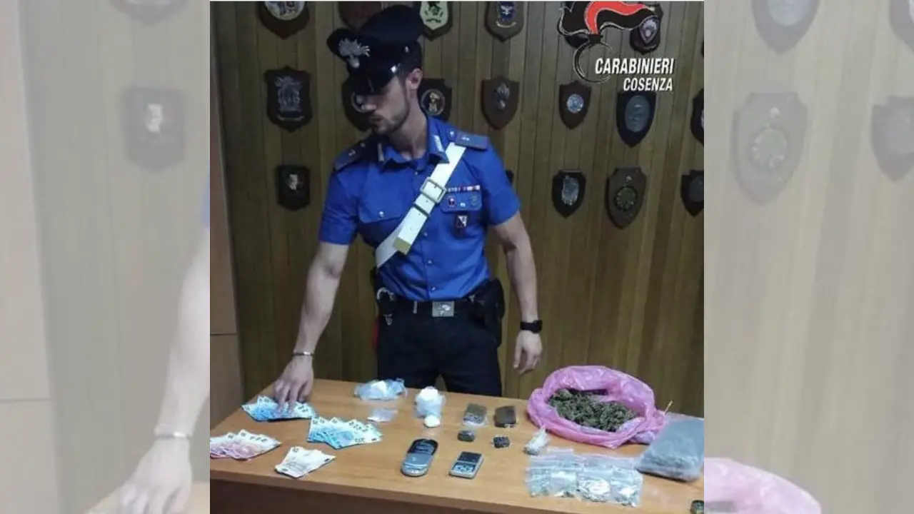 San Giovanni in Fiore, scovata una base di spaccio: rivenuti hashish, marijuana e cocaina per oltre 700 grammi. Arrestate 3 persone