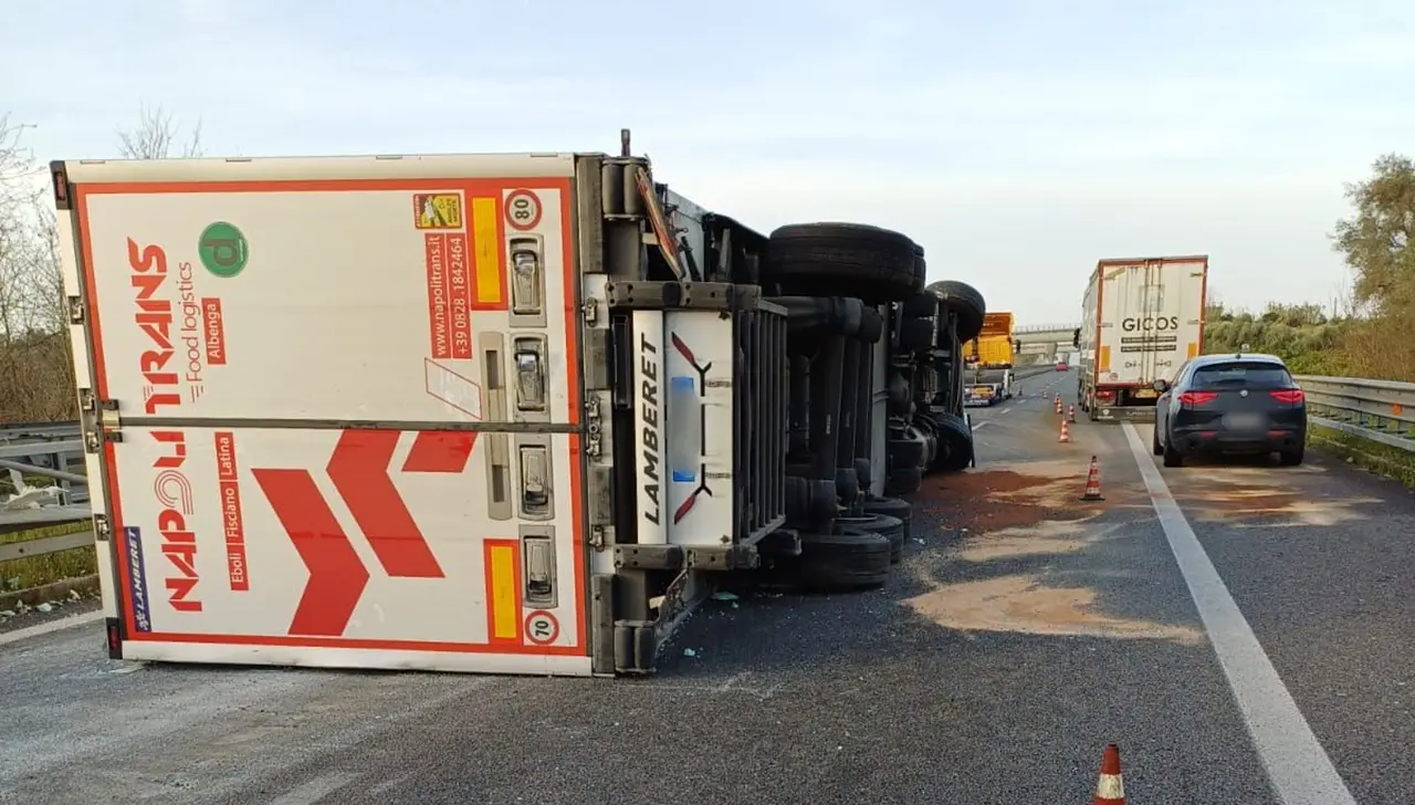 Incidente in autostrada, tir si ribalta\u00A0tra Rosarno e Gioia Tauro: traffico ristretto a una sola corsia