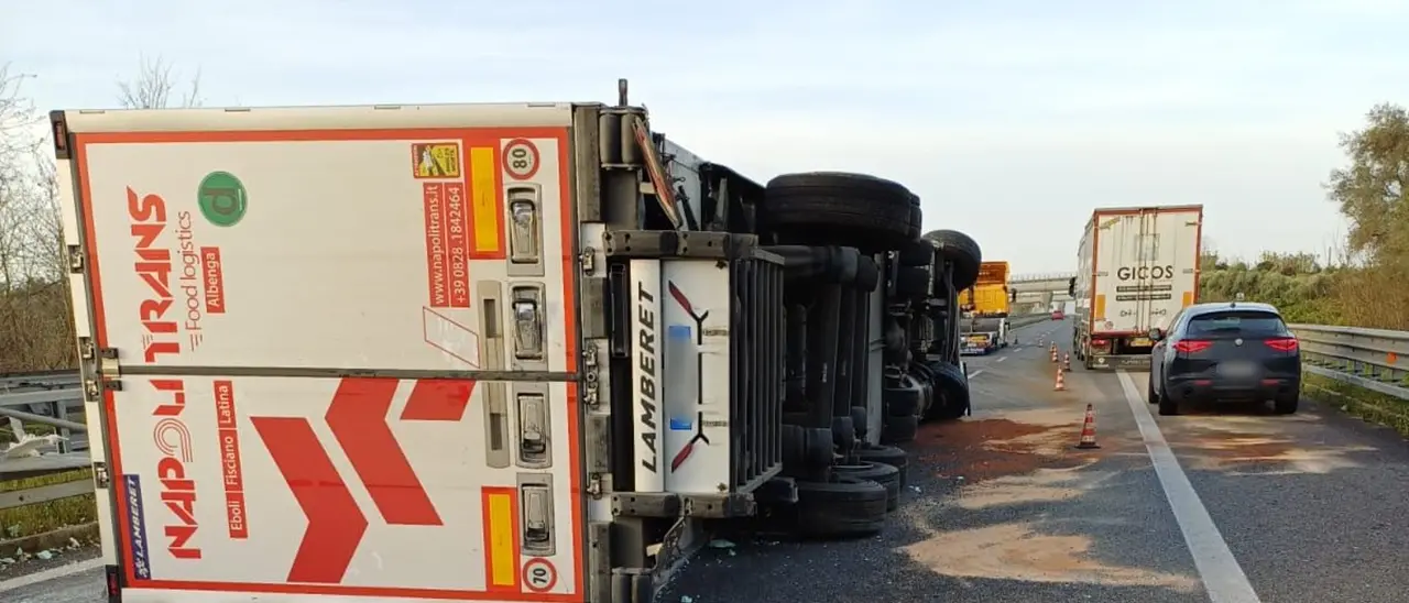 Incidente in autostrada, tir si ribalta\u00A0tra Rosarno e Gioia Tauro: traffico ristretto a una sola corsia