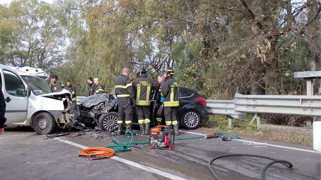 Grave incidente a Vibo Marina, un morto e un ferito nell’impatto frontale tra un’auto e un furgone