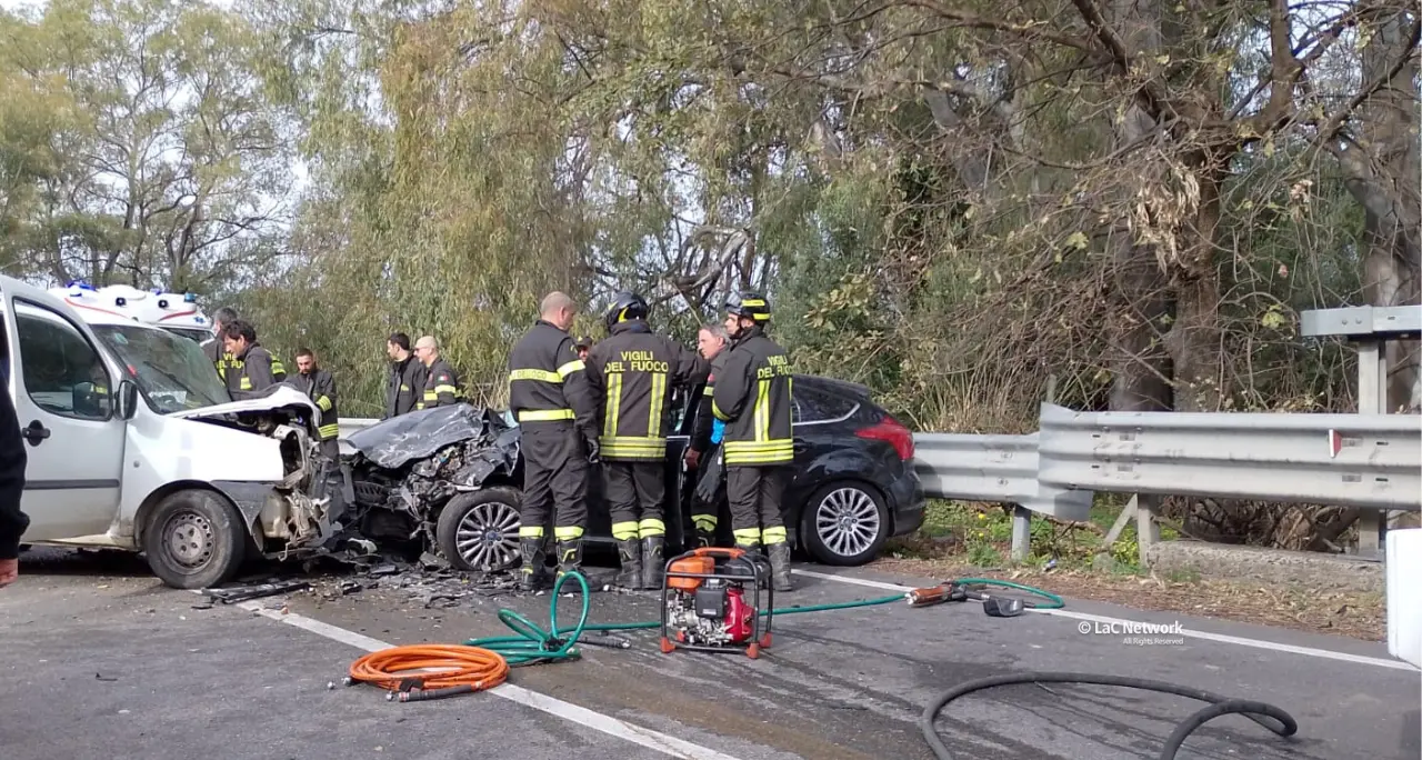 Grave incidente a Vibo Marina, un morto e un ferito nell’impatto\u00A0frontale tra un’auto\u00A0e un furgone\n