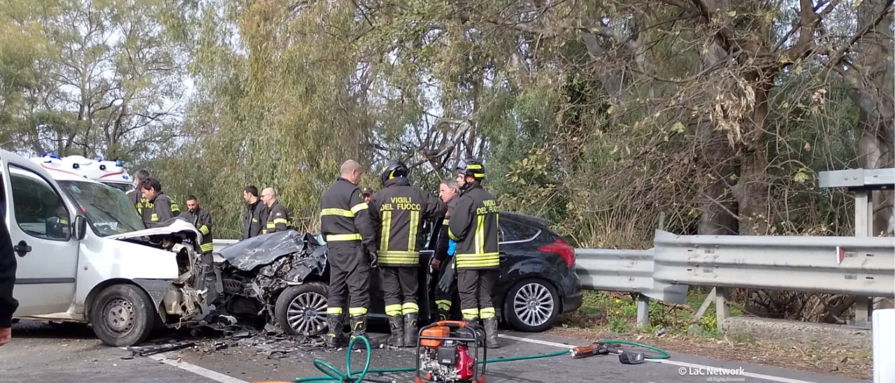 Grave incidente a Vibo Marina, un morto e un ferito nell’impatto\u00A0frontale tra un’auto\u00A0e un furgone\n
