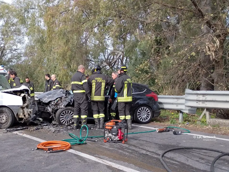 Grave incidente a Vibo Marina, un morto e un ferito nell’impatto frontale tra un’auto e un furgone