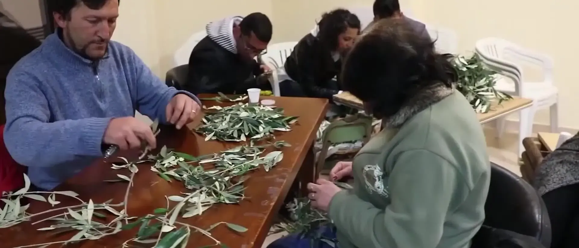 L’antica arte dell’intreccio delle palme rivive a Bova, ecco le\u00A0Persefoni\u00A0simbolo di fede e identità