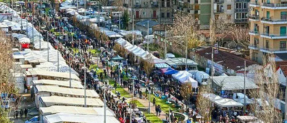 Dal rame e dai tessuti di ieri, ai dolci e alle cianfrusaglie di oggi: ecco come è cambiata la Fiera di San Giuseppe a Cosenza
