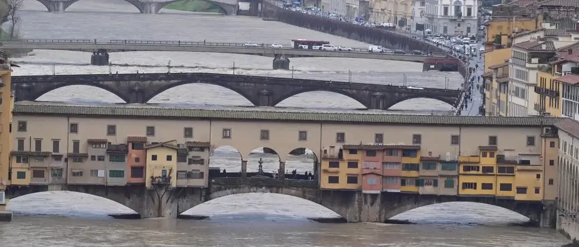 Maltempo in Emilia Romagna e Toscana, è allerta rossa: scuole e aziende chiuse in diverse città. L’Arno sorvegliato speciale