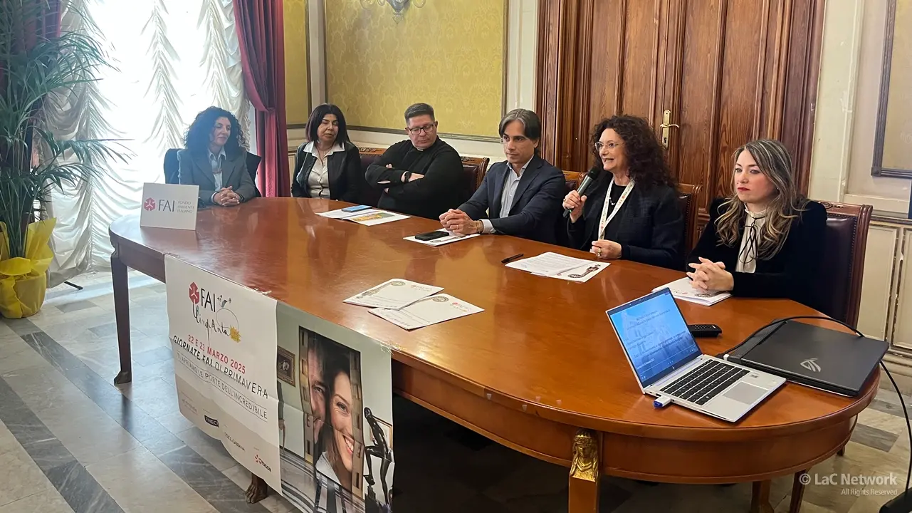 <p>La conferenza stampa delle giornate Fai di Primavera 2025 nel salone Italo Falcomat&agrave; di palazzo San Giorgio a Reggio</p>\\n