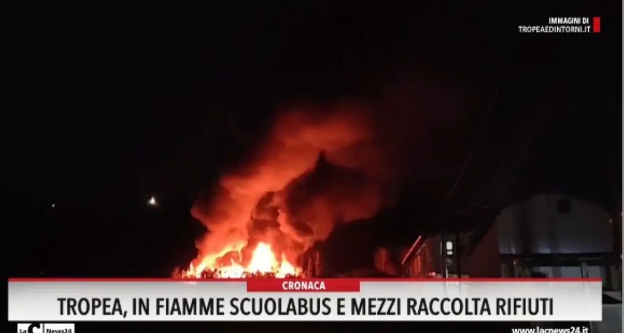 Tropea, in fiamme scuolabus e mezzi raccolta rifiuti