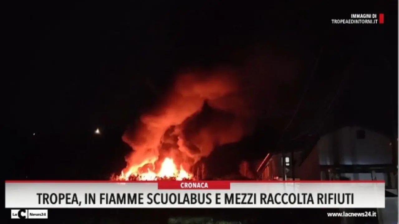 Tropea, in fiamme scuolabus e mezzi raccolta rifiuti