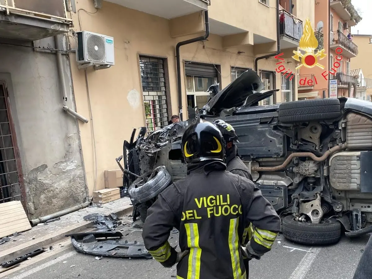 Lamezia, perde il controllo dell’auto e si schianta contro un muro: grave una donna, ferite due bambine