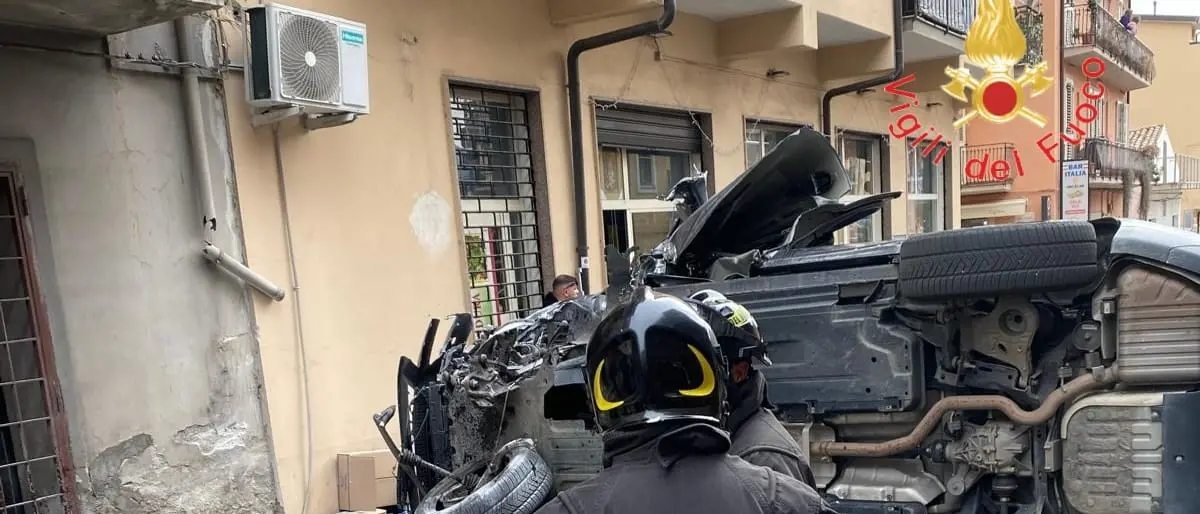 Lamezia, perde il controllo dell’auto e si schianta contro un muro: grave una donna, ferite due bambine