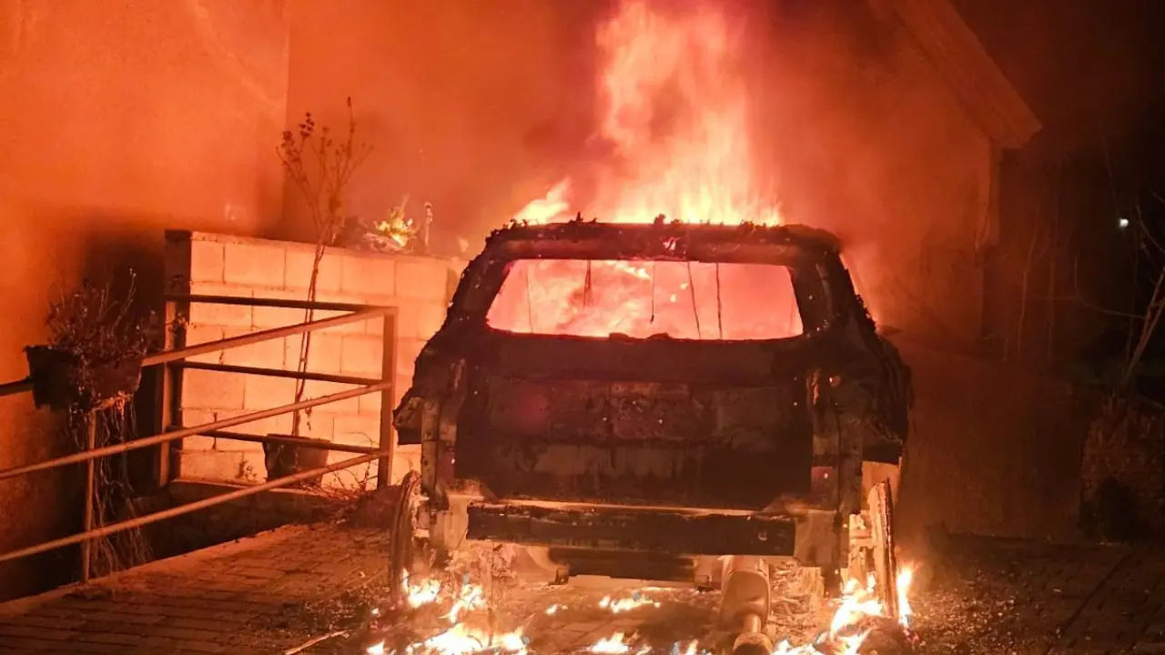 Le fiamme avvolgono l\\'auto di don Vincenzo Attisano