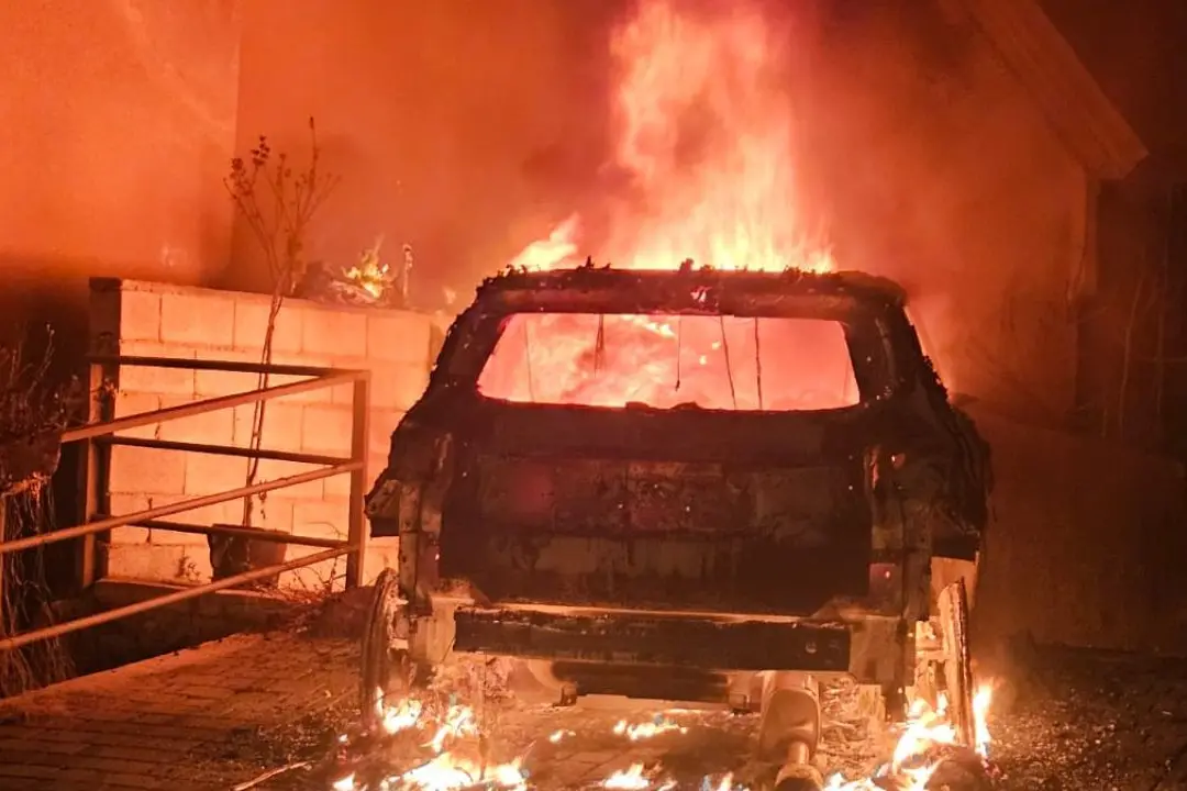 Le fiamme avvolgono l\\'auto di don Vincenzo Attisano