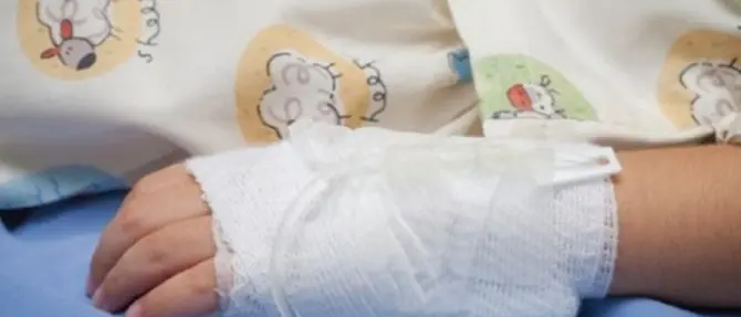 Trieste, bimba di 18 mesi inala uno spillo e rischia\u00A0di soffocare: salvata dopo un delicato intervento\u00A0\n