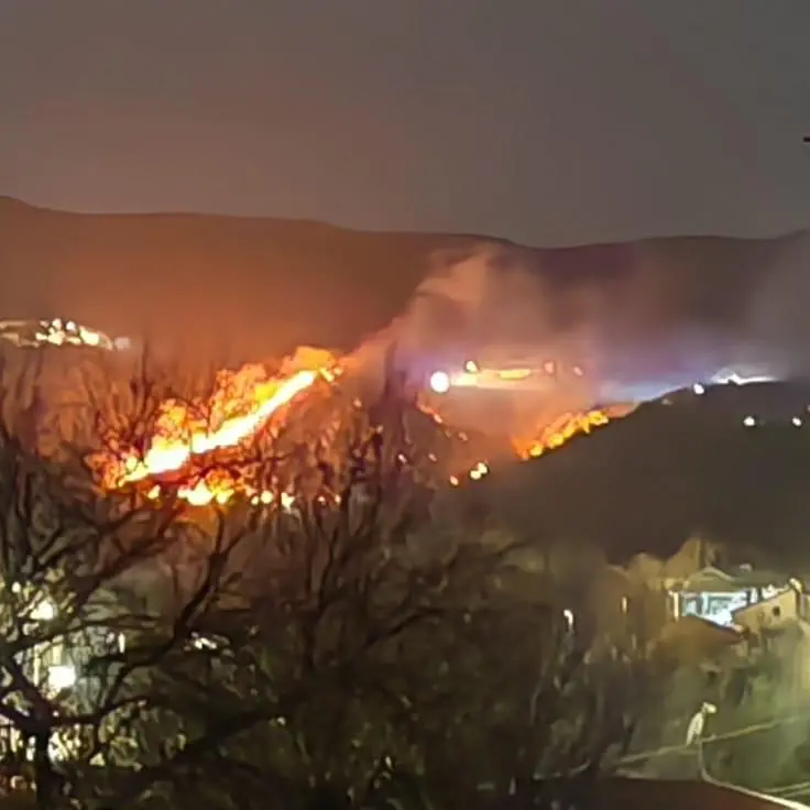 Rende, vasto incendio nel centro storico:\u00A0l’intervento dei vigili del fuoco complicato dal vento\n