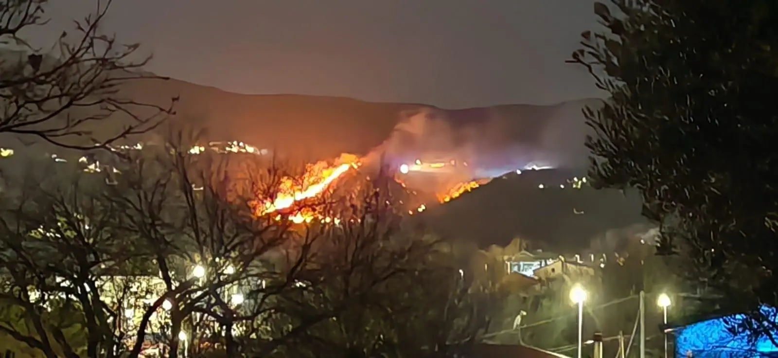 Rende, vasto incendio nel centro storico:\u00A0l’intervento dei vigili del fuoco complicato dal vento\n