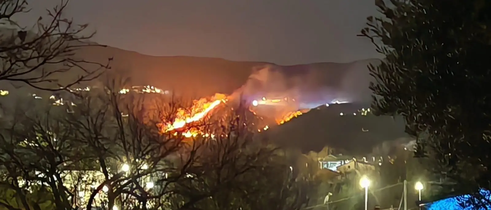 Rende, vasto incendio nel centro storico:\u00A0l’intervento dei vigili del fuoco complicato dal vento\n