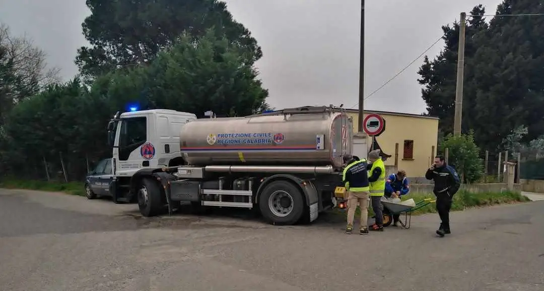 A Maida senz’acqua da due settimane, un’intera contrada stremata non ne può più di autobotti e soluzioni tampone