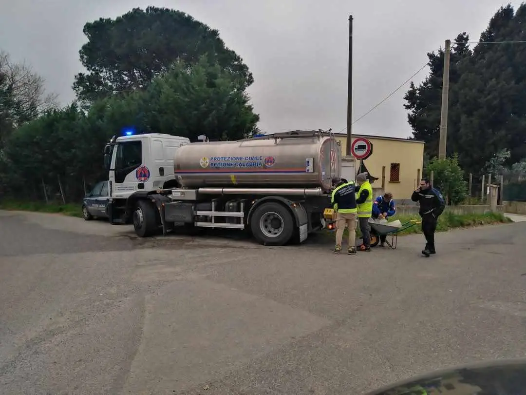 A Maida senz’acqua da due settimane, un’intera contrada stremata non ne può più di autobotti e soluzioni tampone