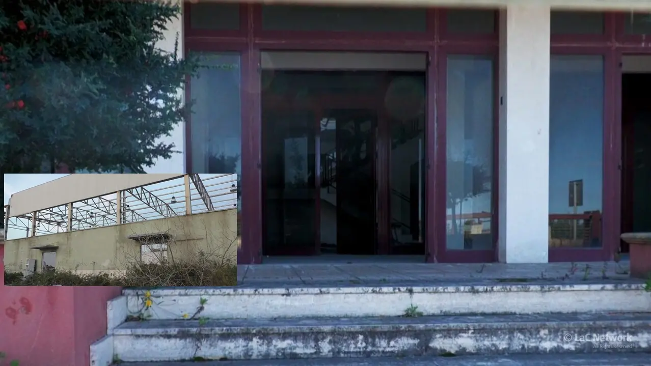 <p>L&#39;ingresso del posto fisso di Polizia inattivo e vandalizzato ad Arghill&agrave;, Reggio Calabria. Nel riquadro quanto resta oggi nella palestra nello stesso quartiere</p>\\n