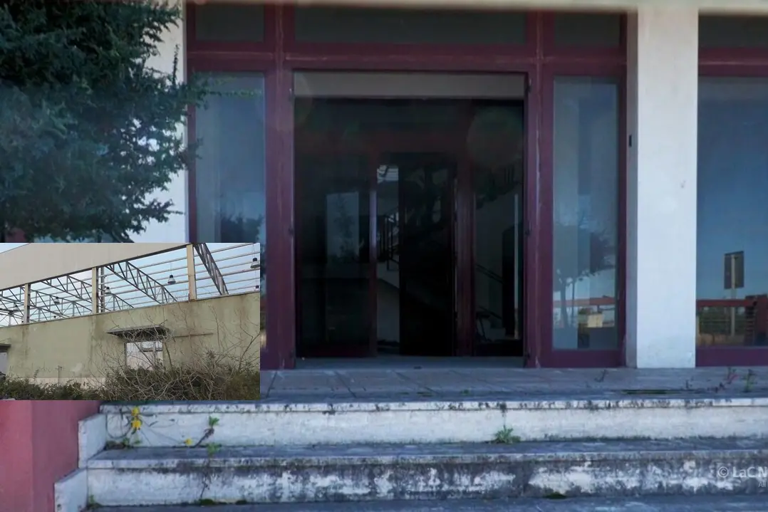 <p>L&#39;ingresso del posto fisso di Polizia inattivo e vandalizzato ad Arghill&agrave;, Reggio Calabria. Nel riquadro quanto resta oggi nella palestra nello stesso quartiere</p>\\n