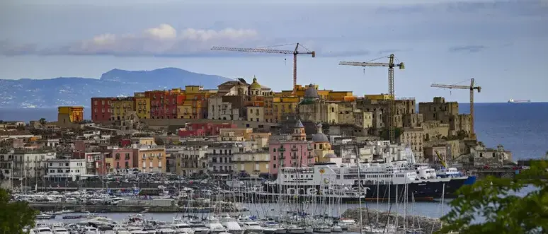 La terra trema ancora ai Campi Flegrei: scossa di magnitudo 3.9 avvertita in tutta l’area\n