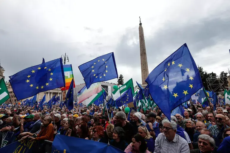 La manifestazione per l’Europa a Roma fa sold out, Michele Serra: «In un mondo sempre meno democratico la nostra unione è salvezza»\n