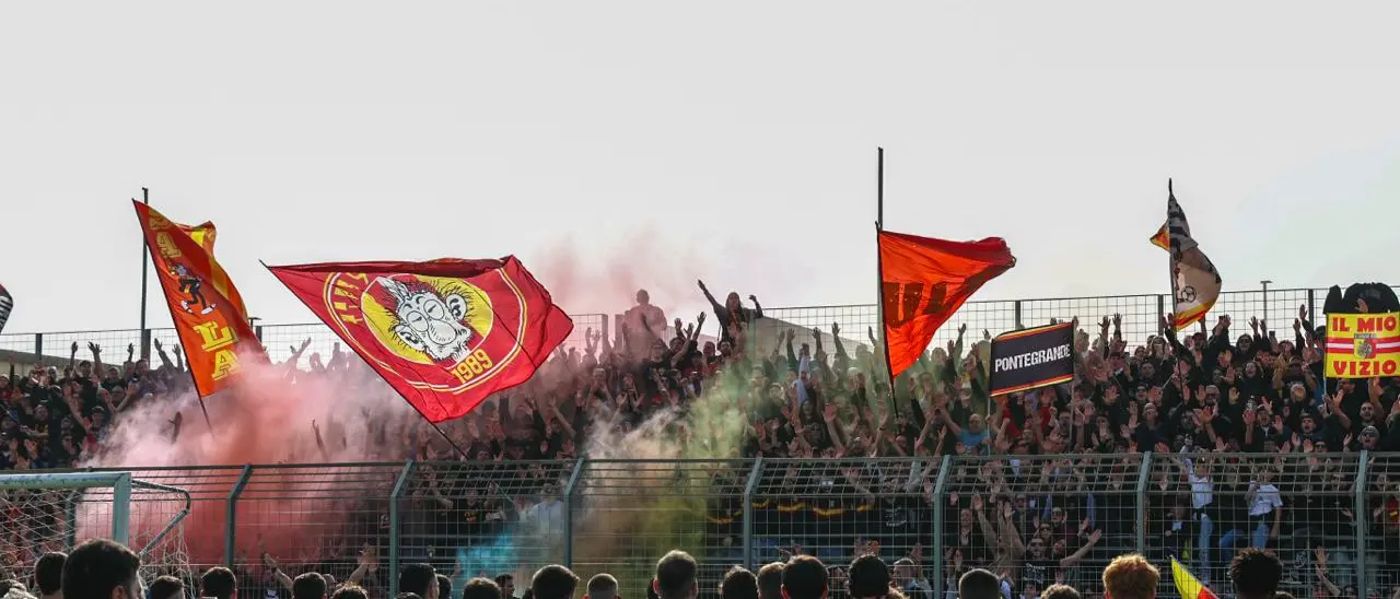 Catanzaro-Cosenza, 1500 cuori giallorossi\u00A0invadono\u00A0il centro sportivo. Caserta: «Vogliamo regalare la vittoria alla nostra gente»\n