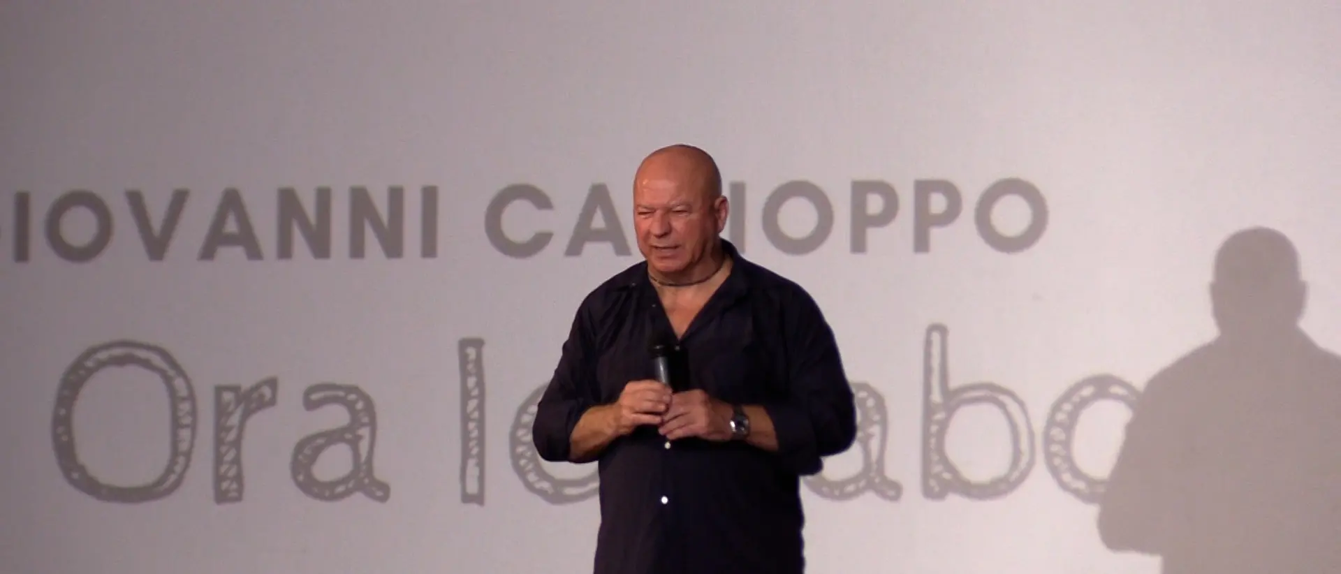 Giovanni Cacioppo conquista Reggio: sold-out all'Odeon tra risate e riflessioni sul lavoro\n