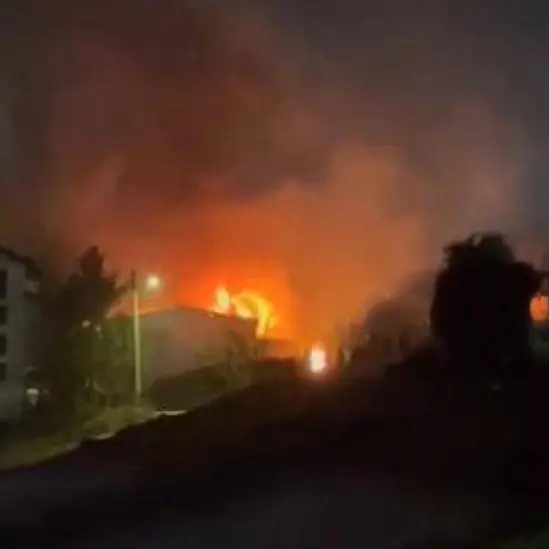 Strage di giovani in una discoteca in Macedonia, almeno 50 morti e 100 feriti in un incendio\n