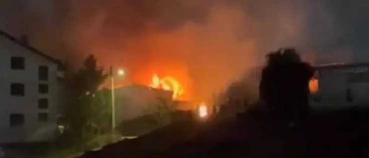 Strage di giovani in una discoteca in Macedonia, almeno 50 morti e 100 feriti in un incendio\n