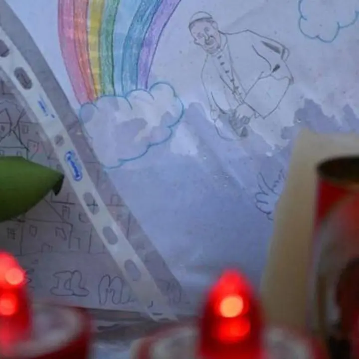 Papa Francesco, quinto Angelus al Gemelli: oggi riceverà la carezza simbolica dei bambini\n