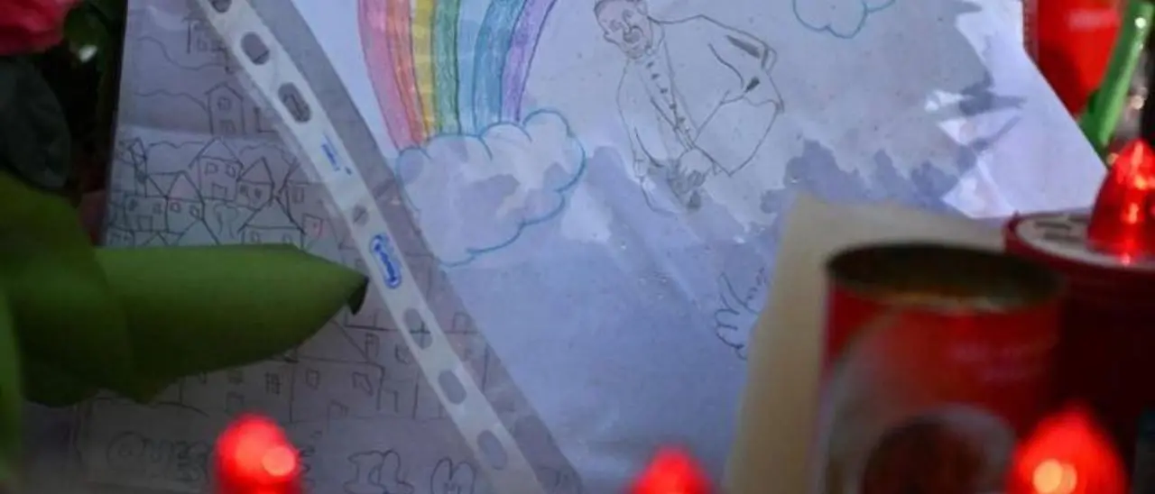 Papa Francesco, quinto Angelus al Gemelli: oggi riceverà la carezza simbolica dei bambini\n