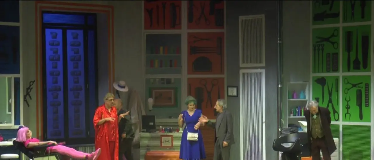 Teatro,\u00A0a Catanzaro e Lamezia standing ovation per l’esilarante “Forbici & Follia” di Max Pisu\n