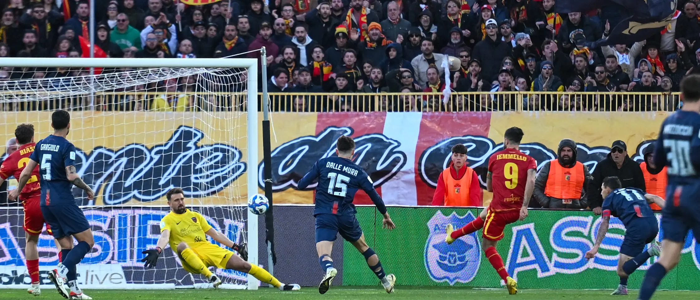 Il Catanzaro serve il poker al Cosenza: al Ceravolo è 4-0. Derby di Calabria giallorosso e lupi sempre più vicini alla Serie C\n