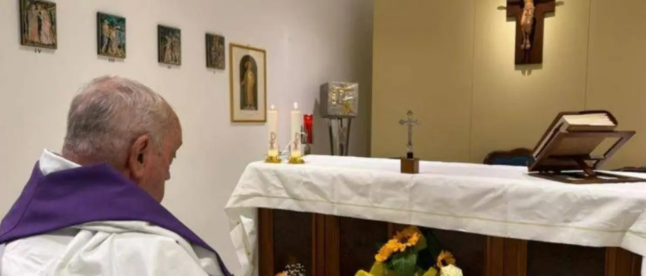 Prima foto di Papa Francesco dopo il ricovero: «Ha concelebrato la messa vicino alla sua stanza»\n