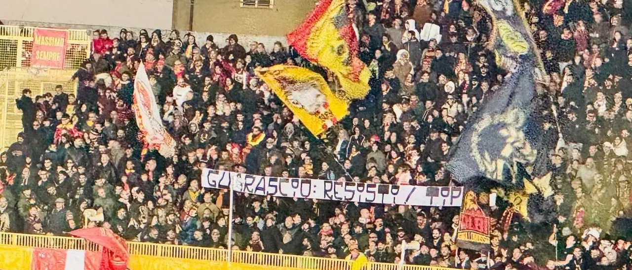 Il Catanzaro travolge il Cosenza, i tifosi giallorossi lanciano un (ironico) messaggio: «Guarascio resisti!»\n