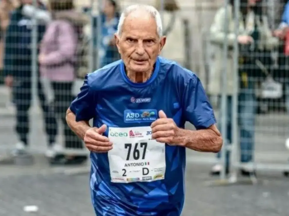 Corre più veloce dell'età il 92enne calabrese Antonio Rao, strepitoso tempo alla Maratona di Roma
