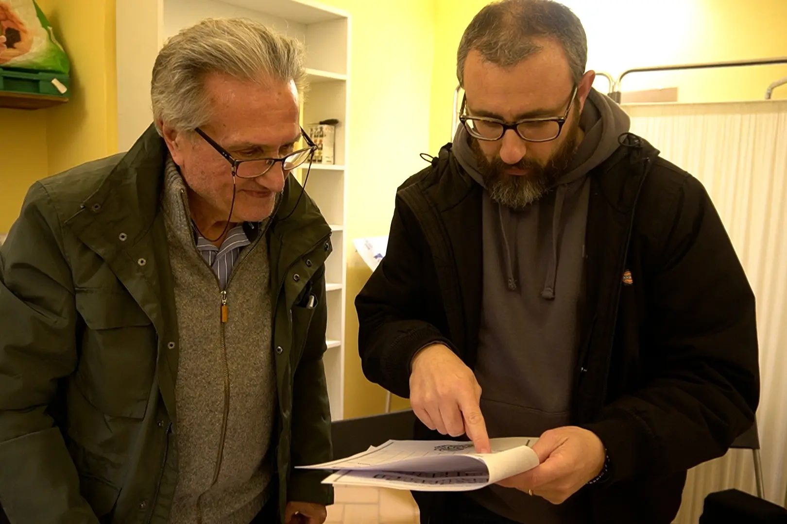 <p>Il nutrizionista Sergio Maradei mentre spiega una tabella alimentare</p>\\n